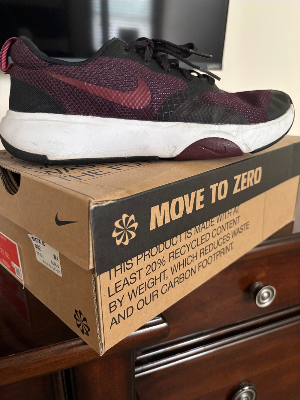 Nike Women’s Maroon and Black Lightweight Training Sneakers. Sz 9